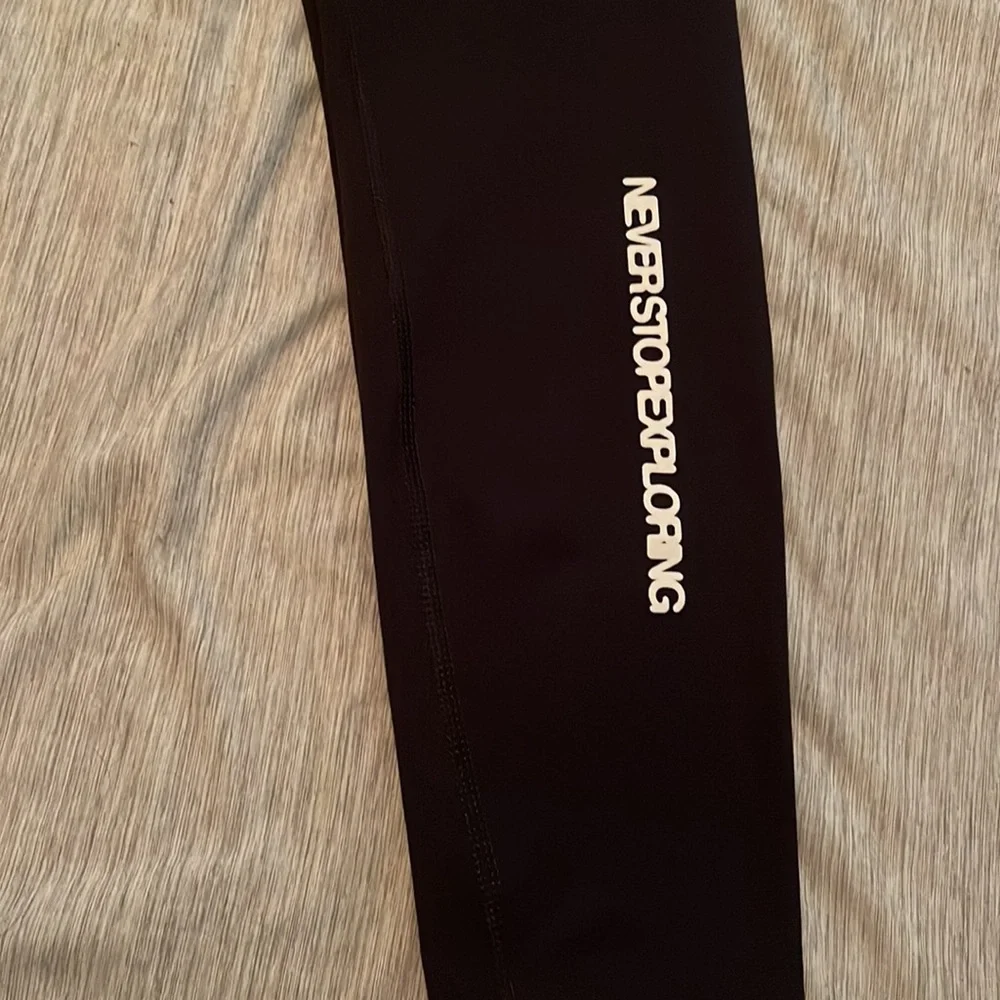 The north face black leggings are never worn without tags - Picture 2 of 2